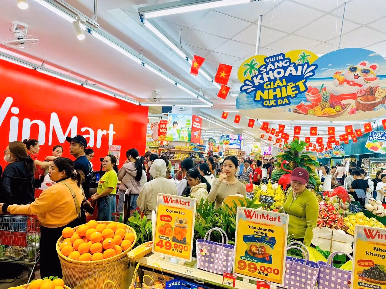 khach-mua-sam-tai-sieu-thi-winmart.jpg
