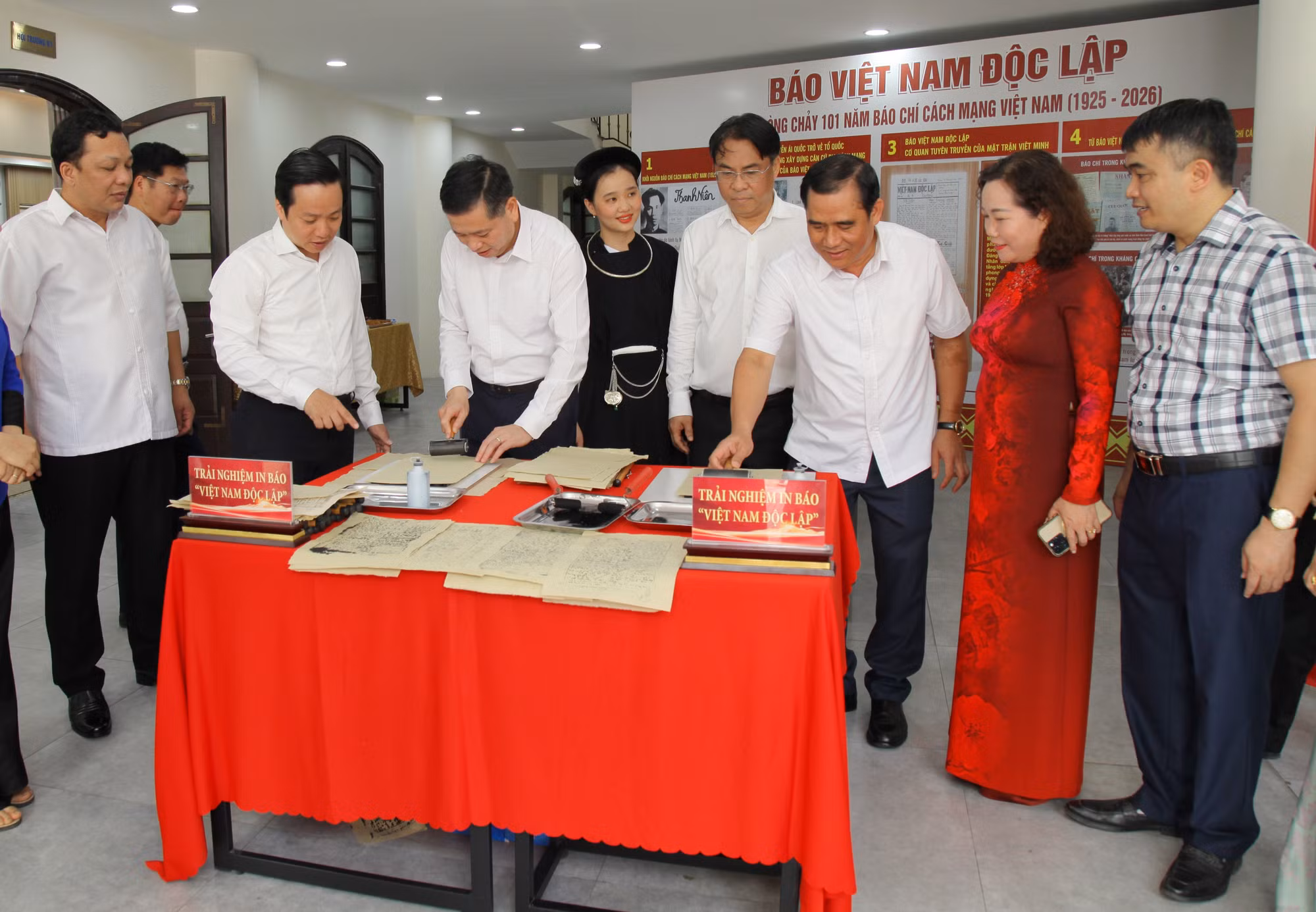 Các đại biểu trải nghiệm in báo Việt Nam Độc lập.