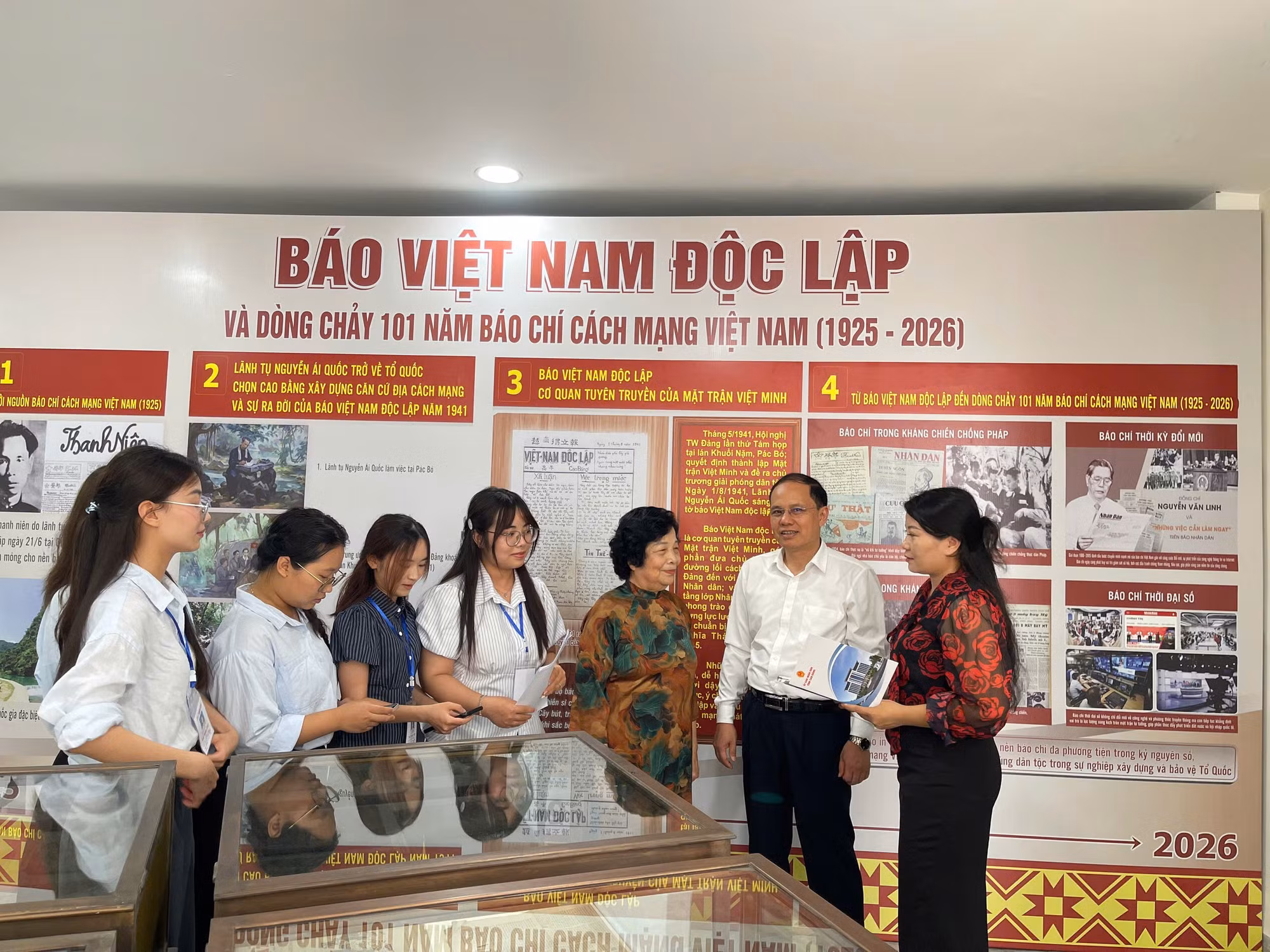 Bà Nông Thị Tố Hoàn, nguyên phóng viên Báo Việt Nam Độc lập, nguyên Phó Trưởng Ban Dân vận Tỉnh ủy Thái Nguyên chia sẻ bên lề toạ đàm.