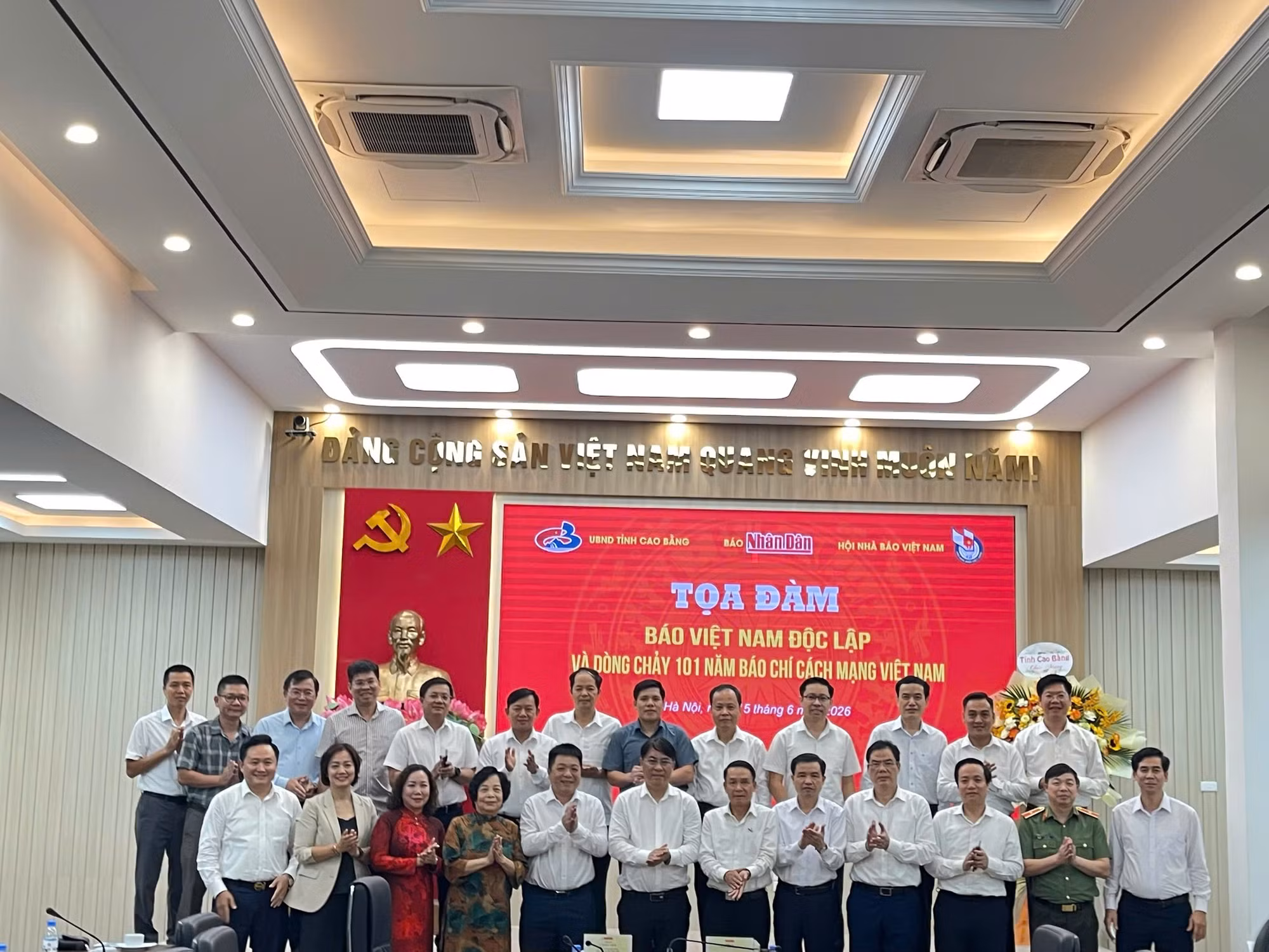 Các đại biểu tham dự toạ đàm chụp ảnh lưu niệm.