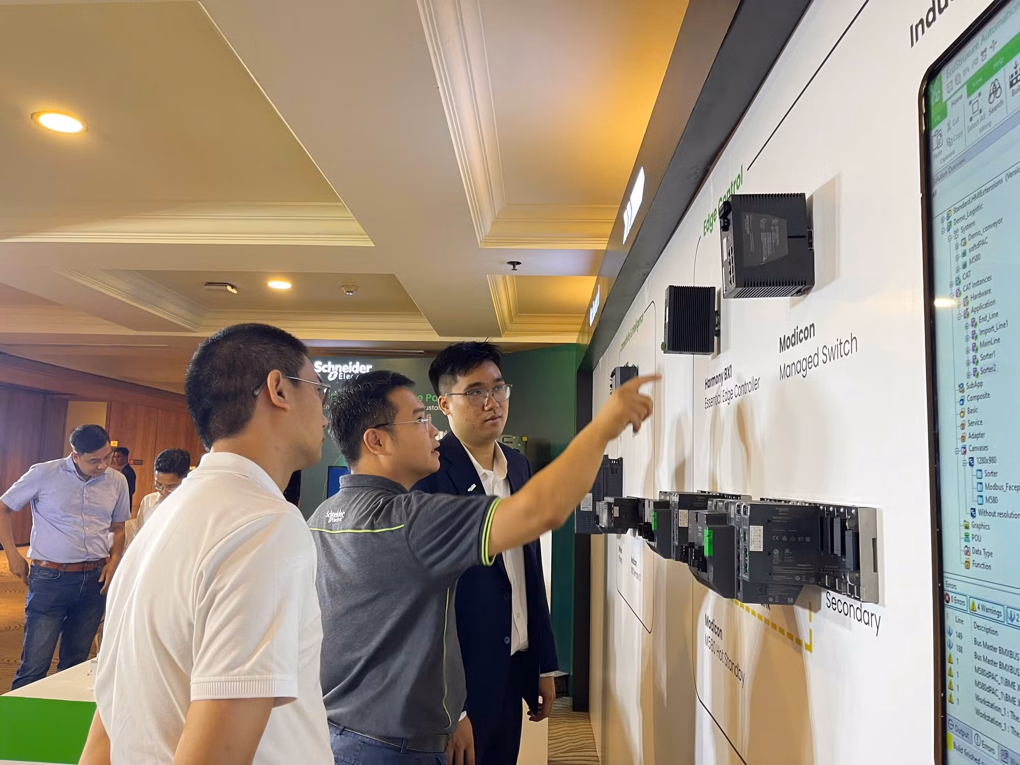 Bên lề hội thảo các doanh nghiệp giới thiệu các giải pháp công nghệ trong lĩnh vực năng lượng.