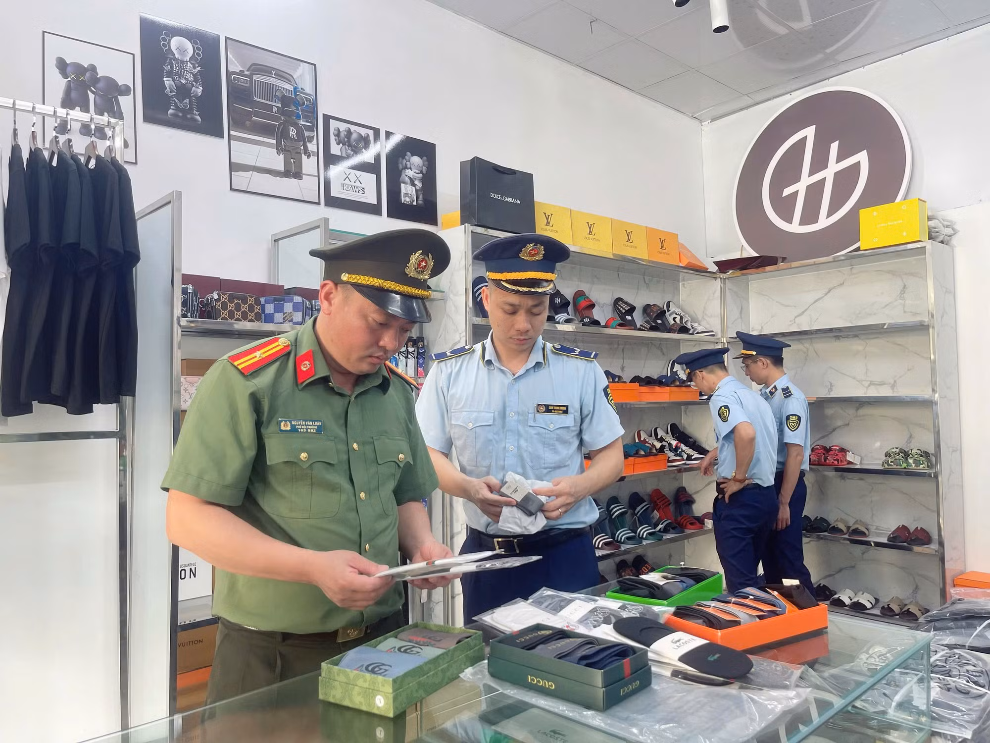 Lực lượng chức năng kiểm tra hàng hoá vi phạm.