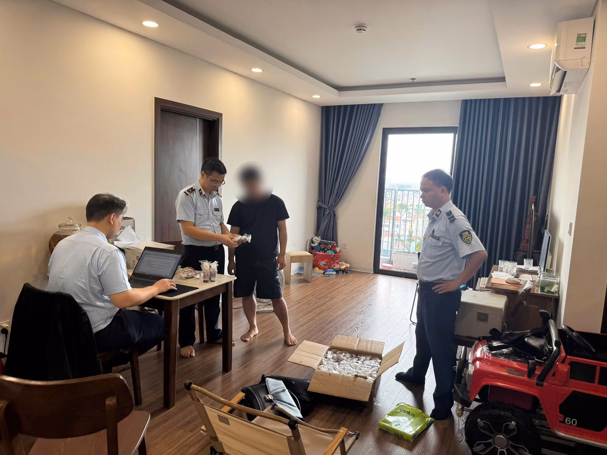 Đội QLTT số 1 kiểm tra địa điểm kinh doanh.