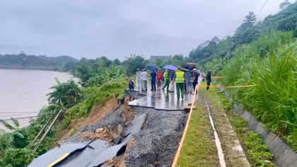 Cảnh sát giao thông triển khai chốt chặn sau vụ sạt lở trên tuyến ĐT.161 ở Lào Cai