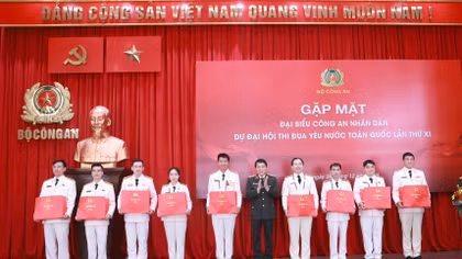 Bộ trưởng Lương Tam Quang gặp mặt đại biểu CAND dự Đại hội Thi đua yêu nước toàn quốc lần thứ XI