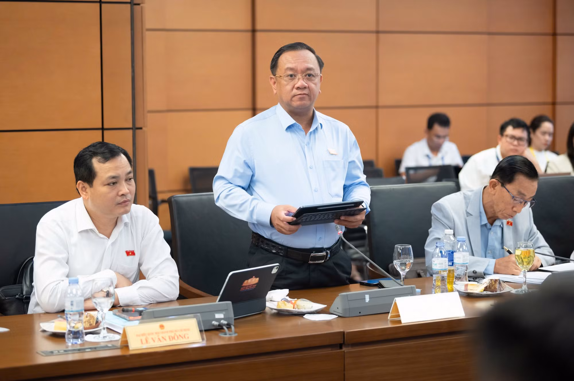 Đại biểu Quốc hội Nguyễn Thành Trung cho ý kiến về nội dung dự án luật khi họp tại Tổ sáng 4/8.