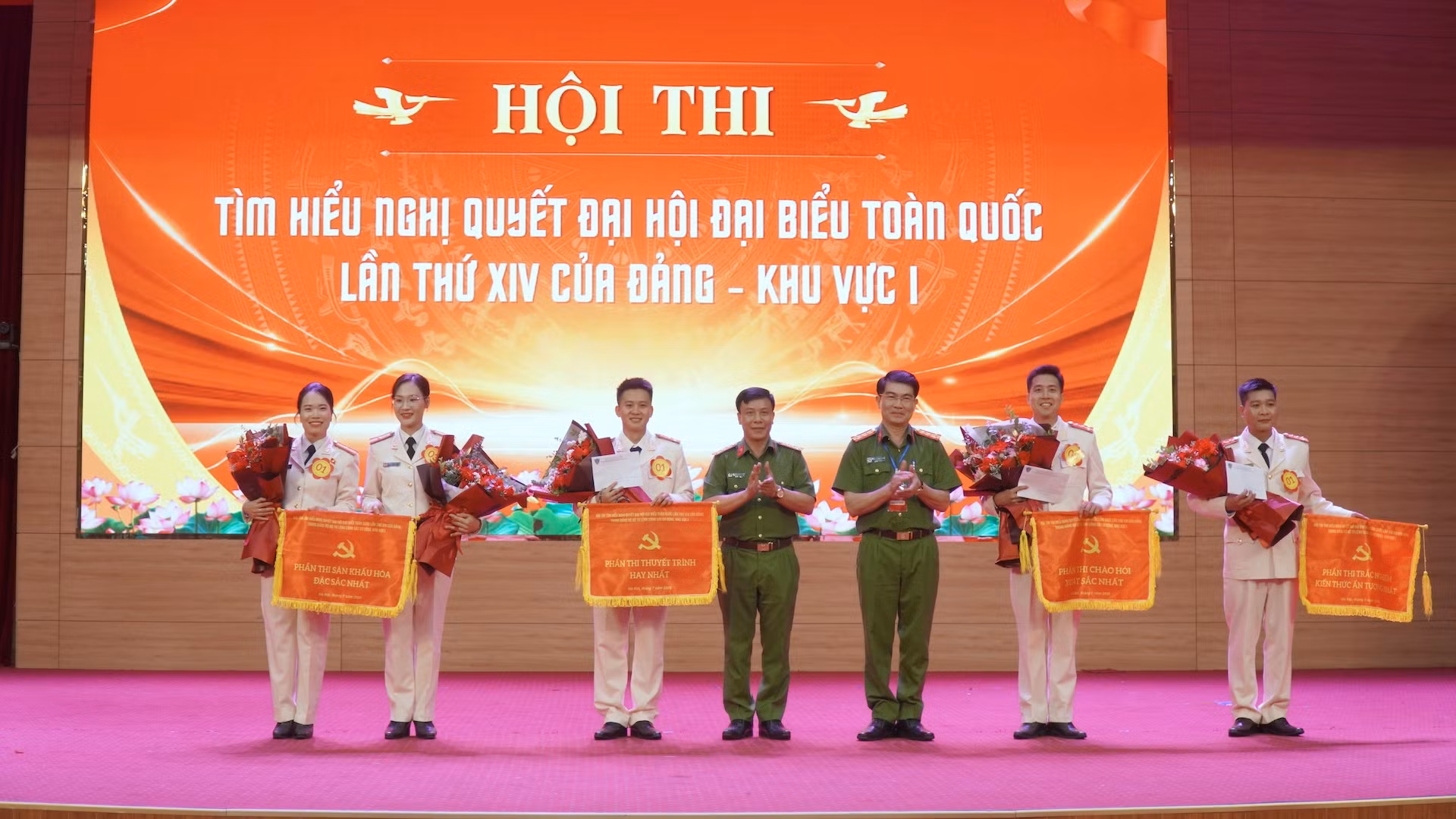 Ban Tổ chức trao Giải Chuyên đề cho các đội thi.