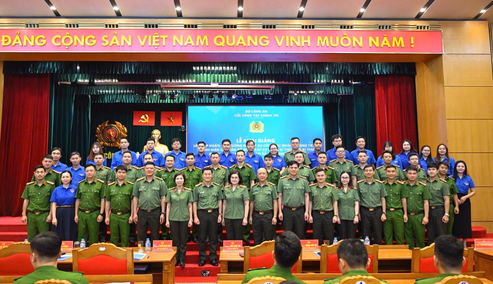 Các đại biểu dự chương trình.