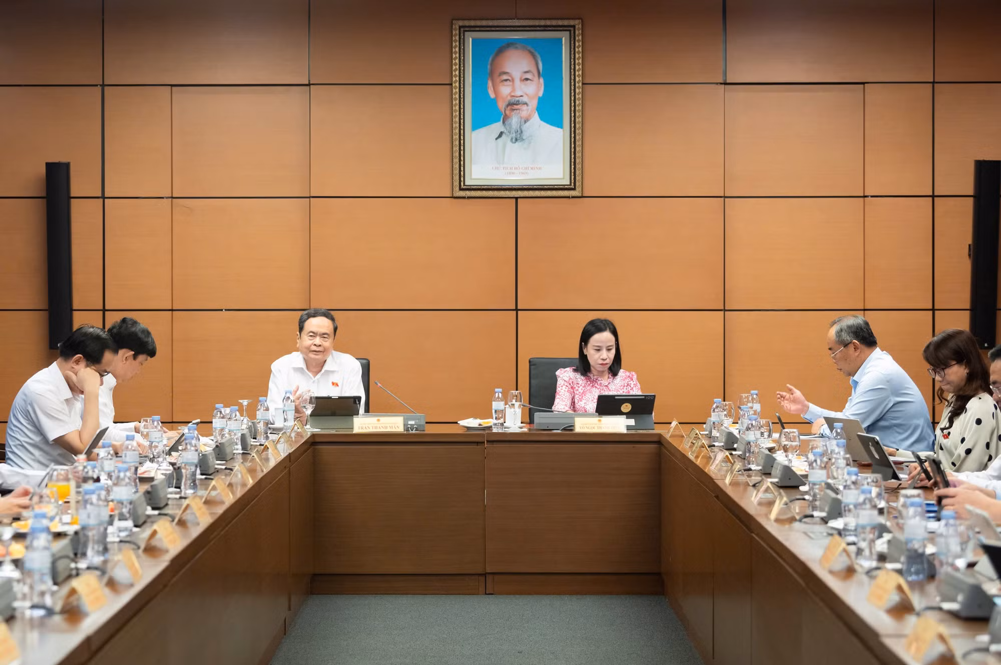 Quang cảnh thảo luận tại Tổ 2.