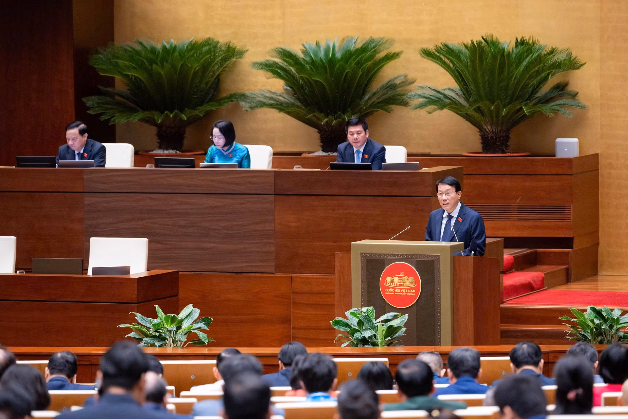 Đại tướng Lương Tam Quang, Ủy viên Bộ Chính trị, Bộ trưởng Bộ Công an đã trình bày Tờ trình về dự thảo Nghị quyết của Quốc hội quy định một số cơ chế, chính sách đặc thù trong xử lý các vi phạm pháp luật liên quan đến kinh tế nhà nước, kinh tế tư nhân, khoa học, công nghệ, đổi mới sáng tạo và chuyển đổi số.