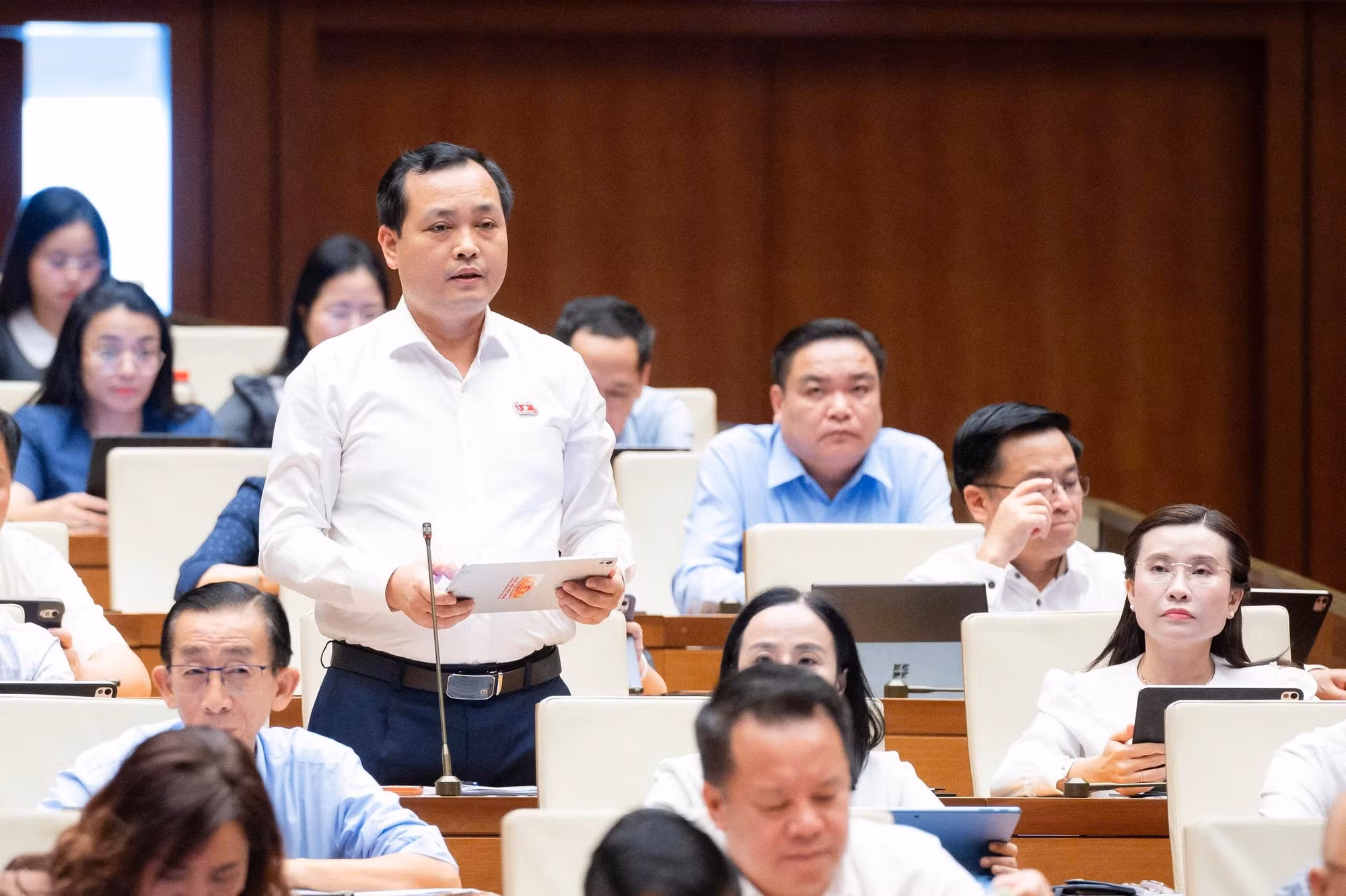 Đại biểu Quốc hội Lê Văn Đông (Đoàn TP Hồ Chí Minh) phát biểu tại phiên họp.