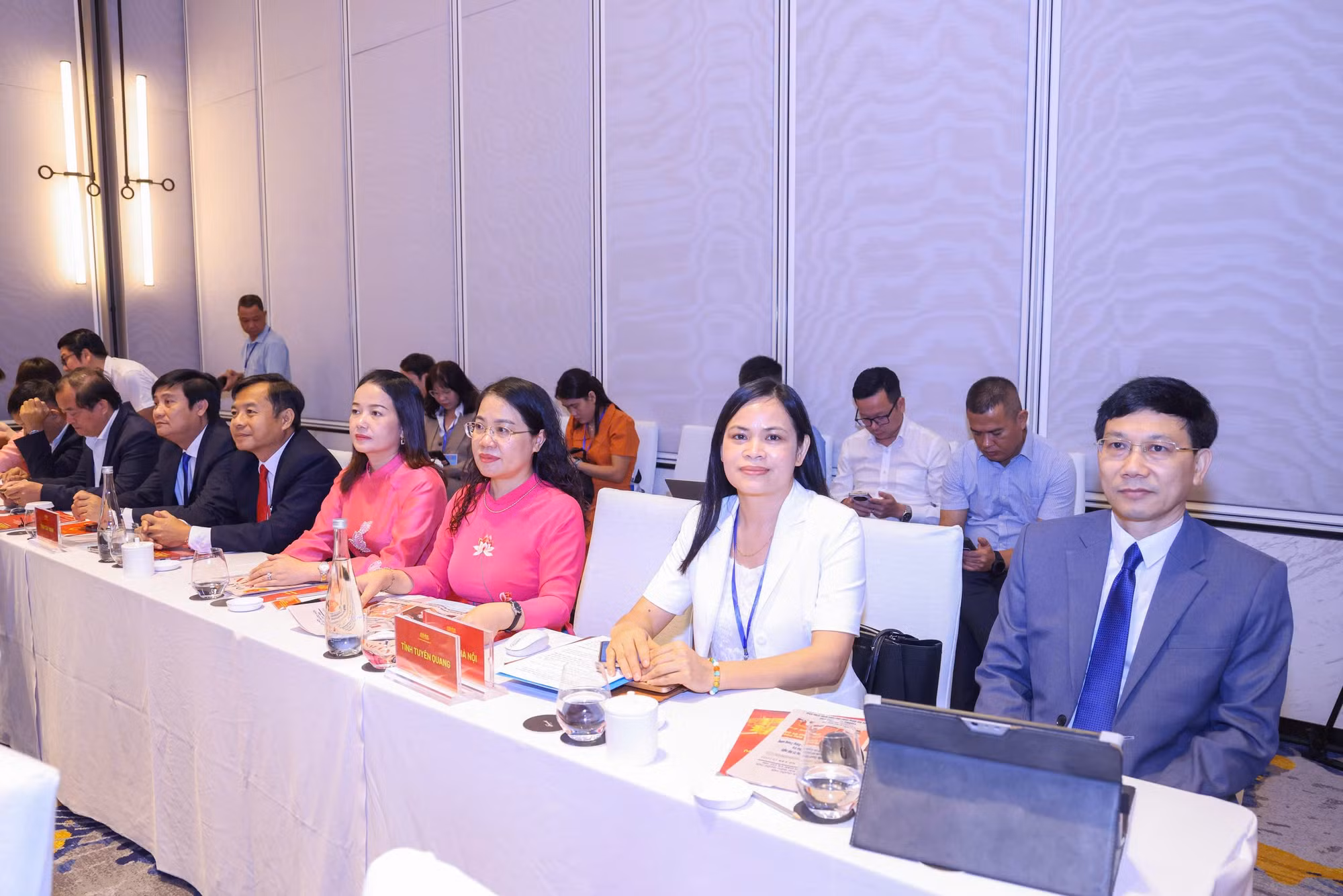 Các đại biểu dự hội nghị.