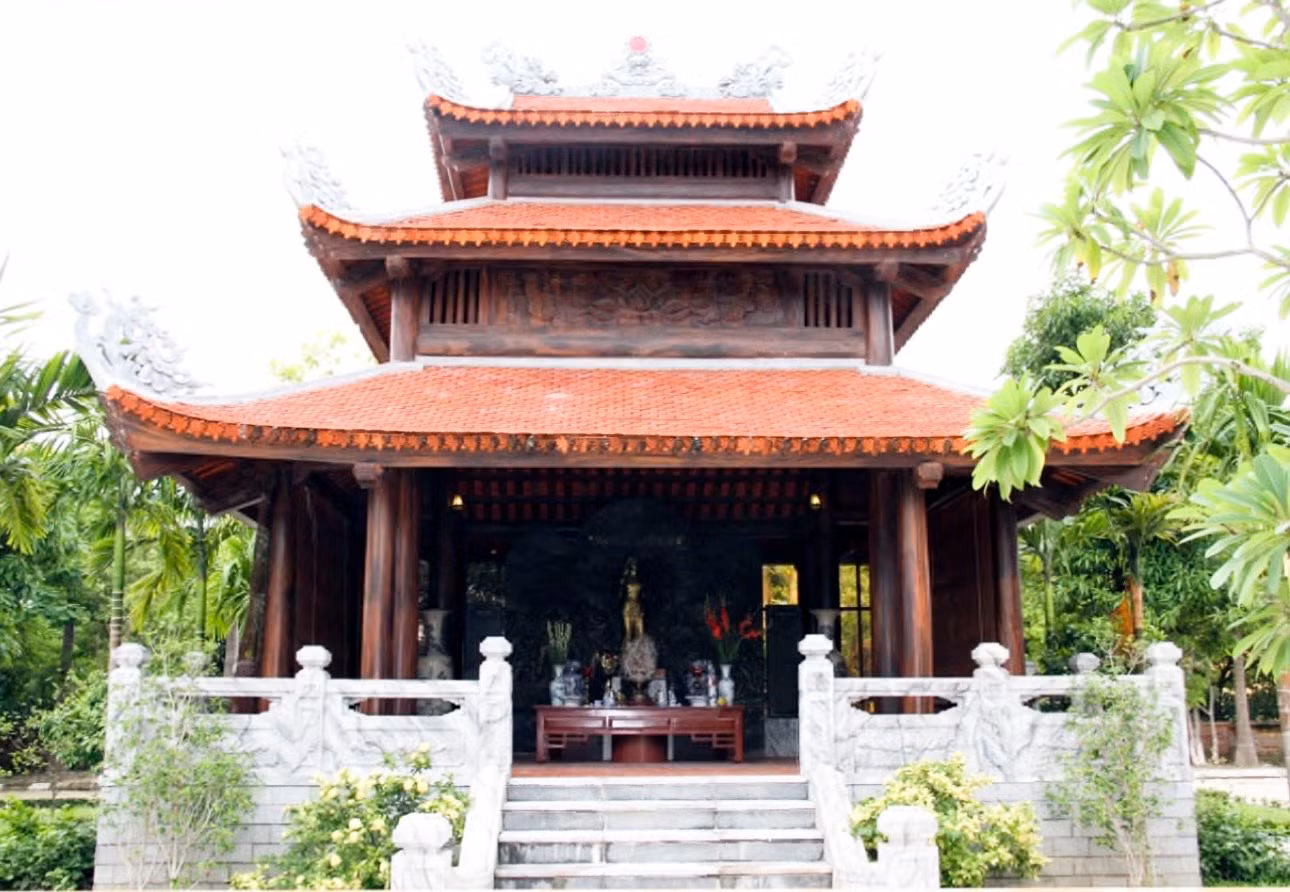 Đền thờ anh hùng liệt sĩ Bùi Thị Cúc trong khuôn viên trụ sở Công an tỉnh Hưng Yên.