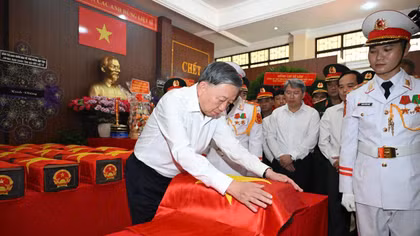 Tổng Bí thư, Chủ tịch nước Tô Lâm dâng hương các anh hùng liệt sĩ tại công viên Lê Thị Riêng