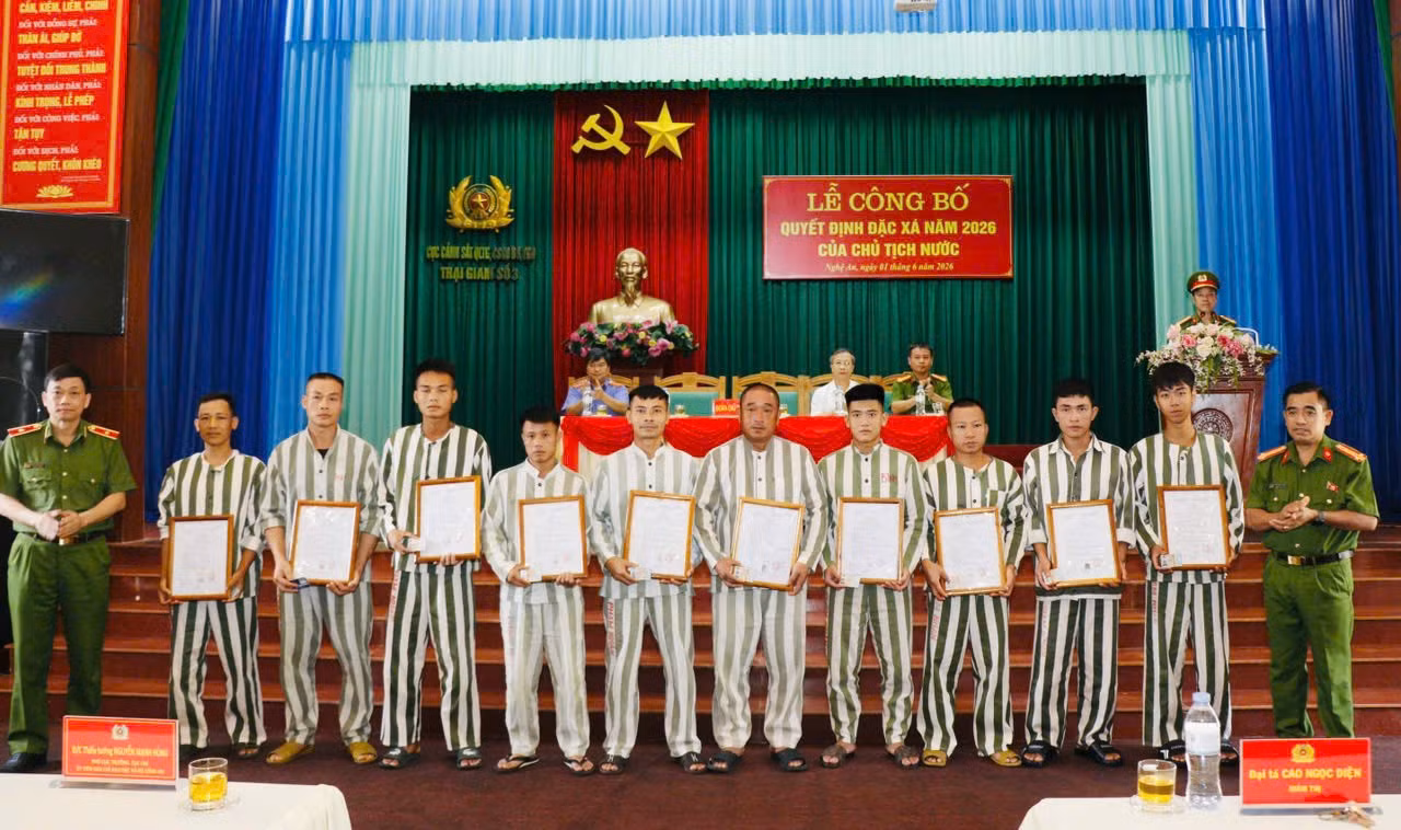 Thiếu tướng Nguyễn Mạnh Hùng, Phó Cục trưởng Cục Cảnh sát QLHC về TTXH; Uỷ viên Ban chỉ đạo đặc xá Bộ Công an và Đại tá Cao Ngọc Diện, Giám thị Trại giam số 3 trao quyết định đặc xá và CCCD cho các phạm nhân được đặc xá.