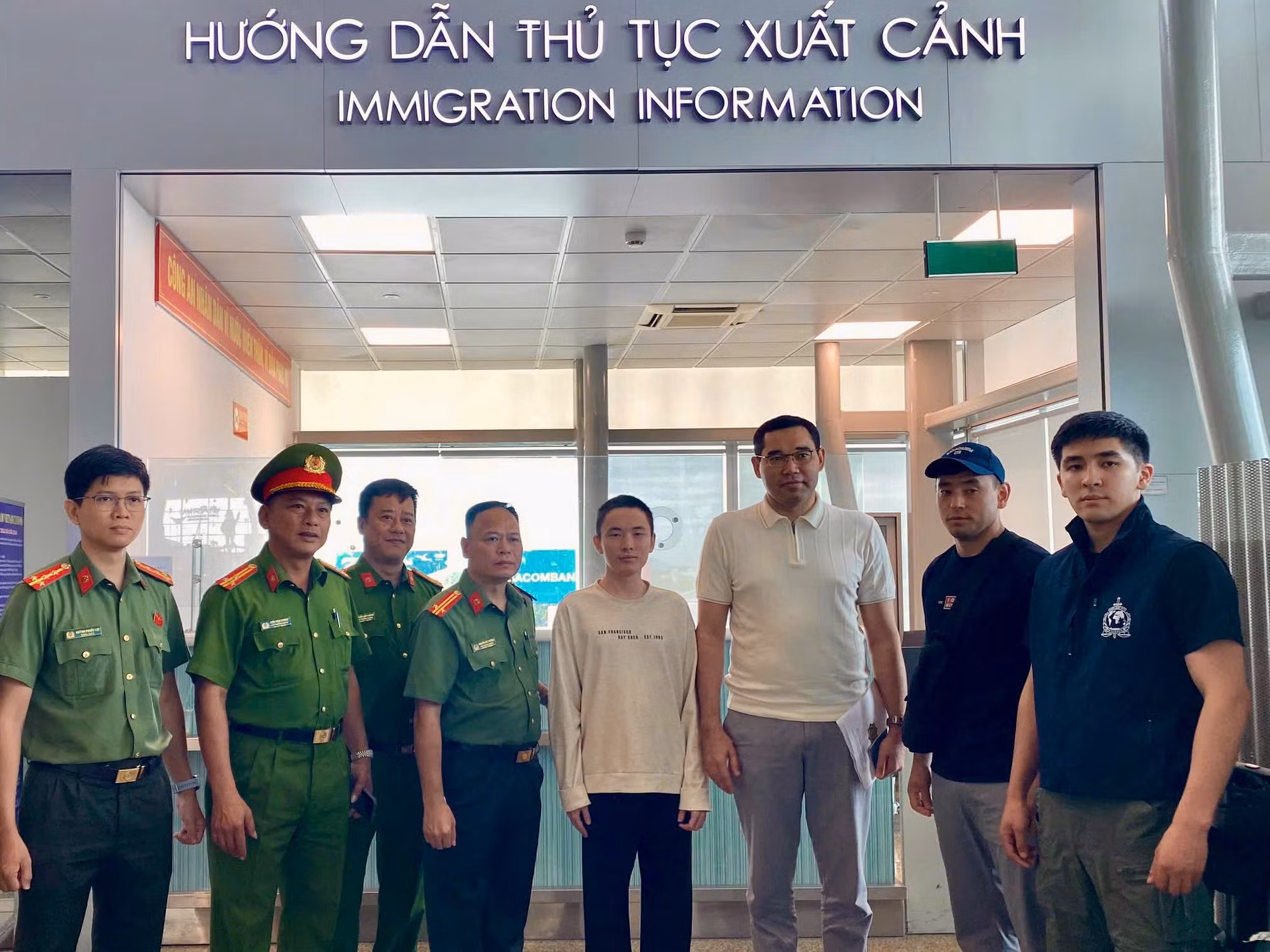 Đoàn Công tác Bộ Công an Việt Nam bàn giao đối tượng (thứ 5 từ trái sang) cho Đoàn tiếp nhận. Kazakhstan