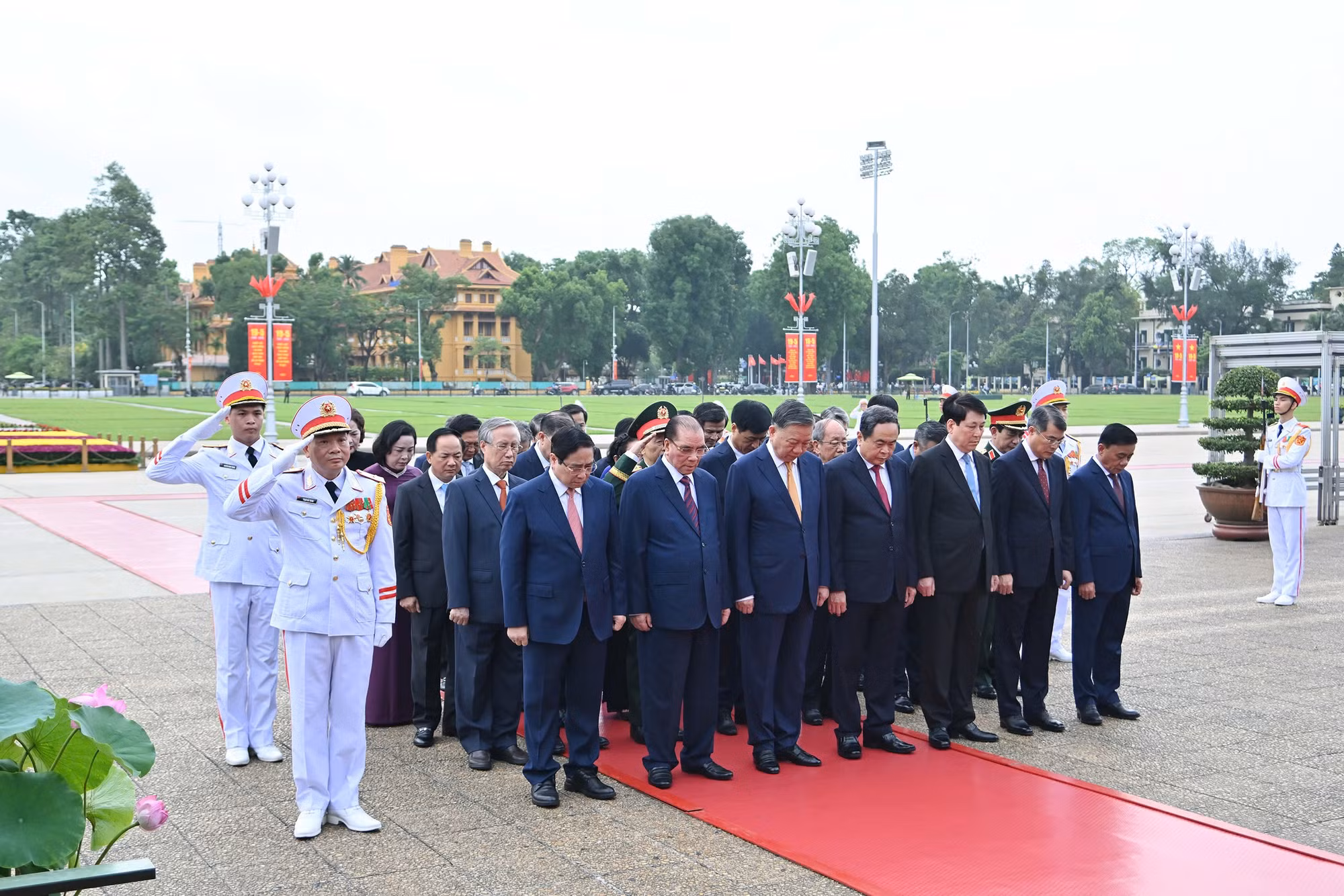 Tổng Bí thư, Chủ tịch nước Tô Lâm và Đoàn đại biểu thành kính tưởng nhớ công lao to lớn của Chủ tịch Hồ Chí Minh đối với sự nghiệp cách mạng của Đảng và dân tộc ta.
