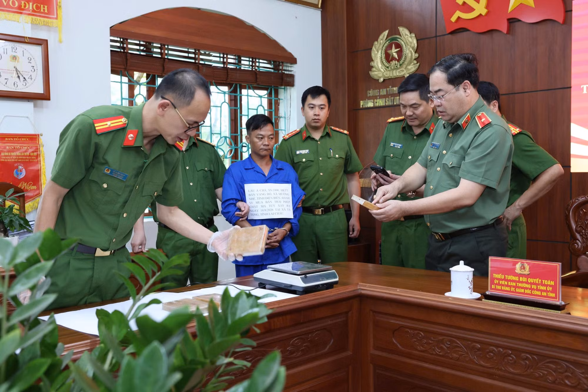 thieu-tuong-bui-quyet-toan-cung-luc-luong-chuc-nang-kiem-tra-tang-vat-thu-giu-trong-chuyen-an.jpg