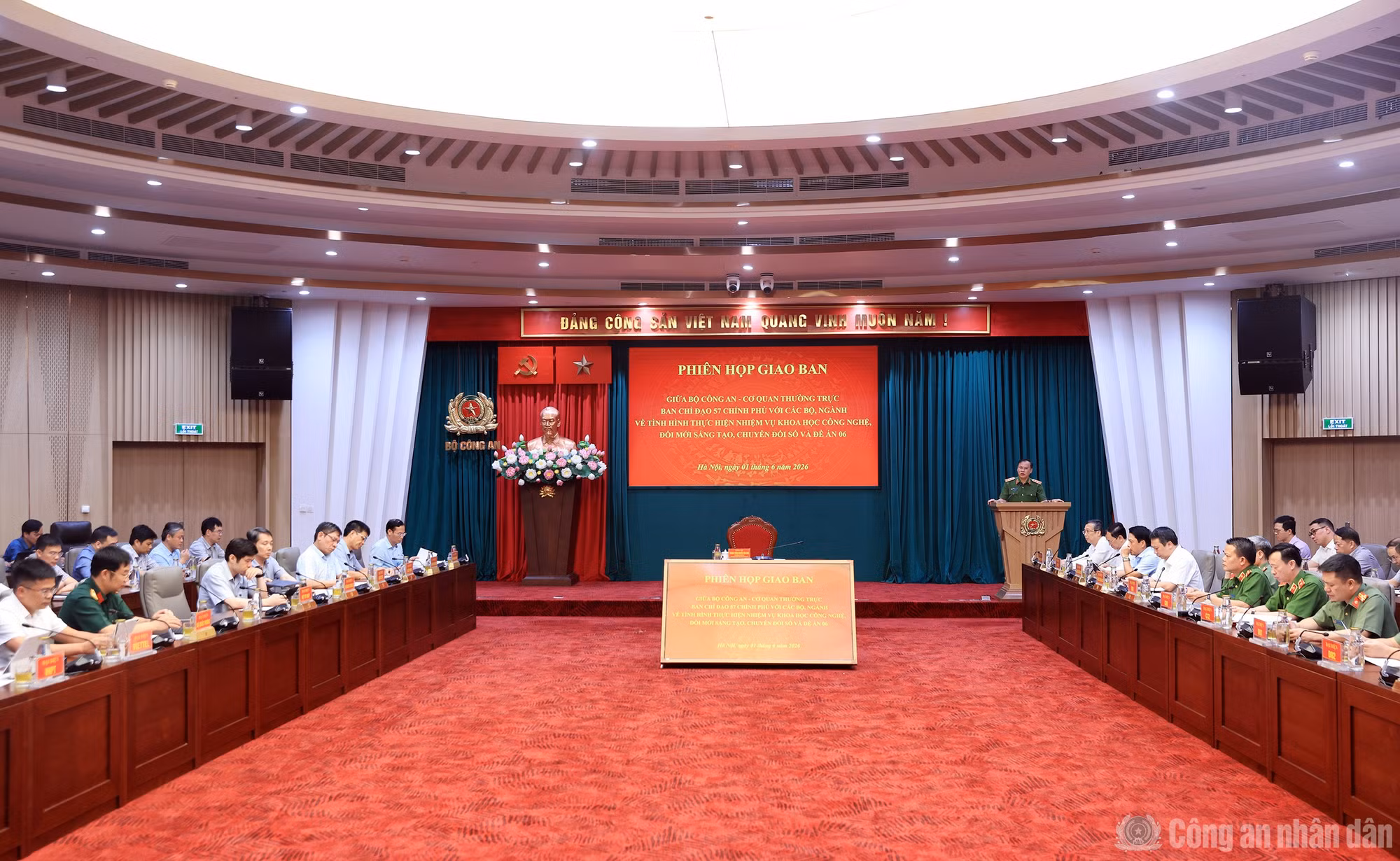 Quang cảnh phiên họp.
