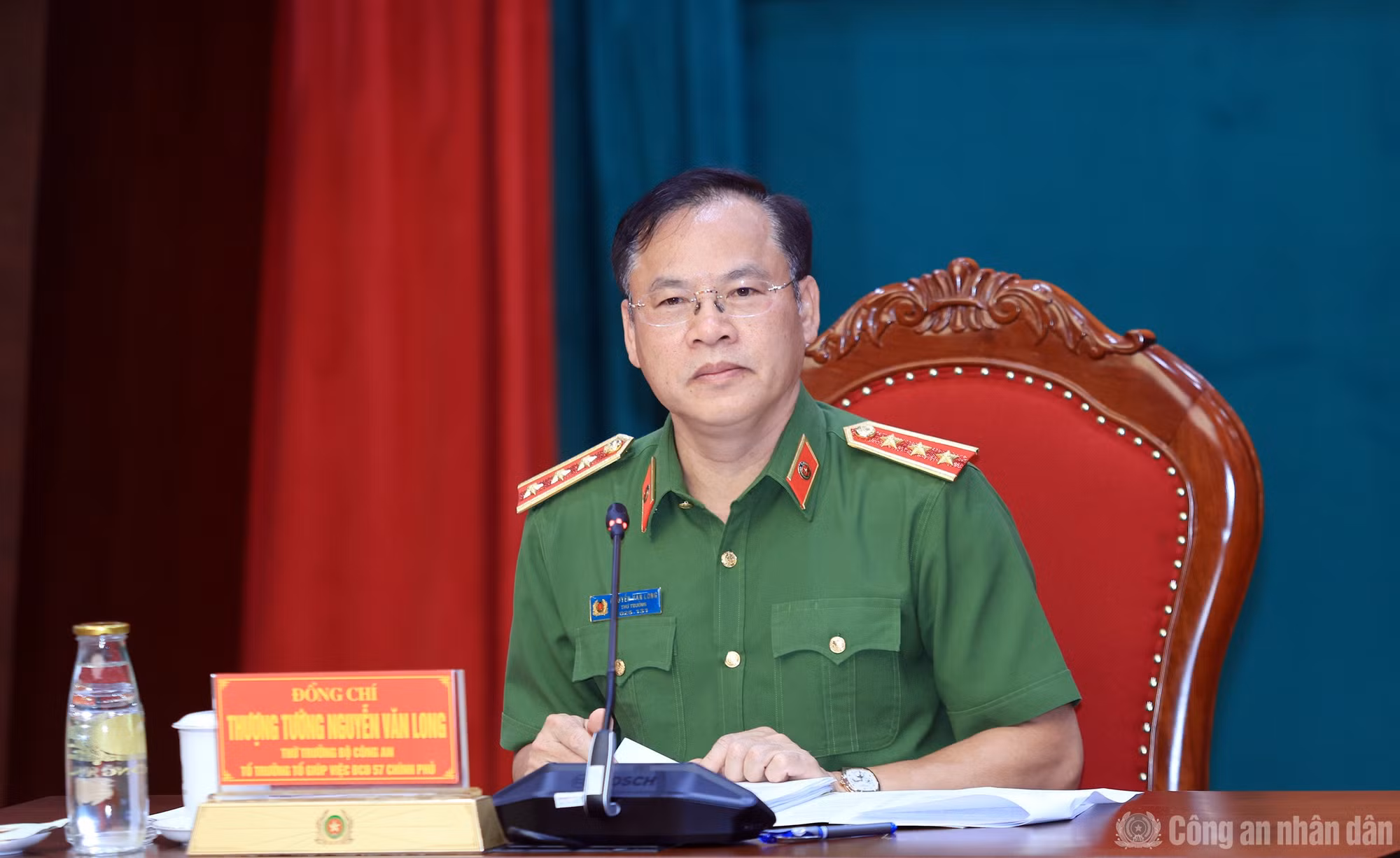 Thứ trưởng Nguyễn Văn Long điều hành phần thảo luận.