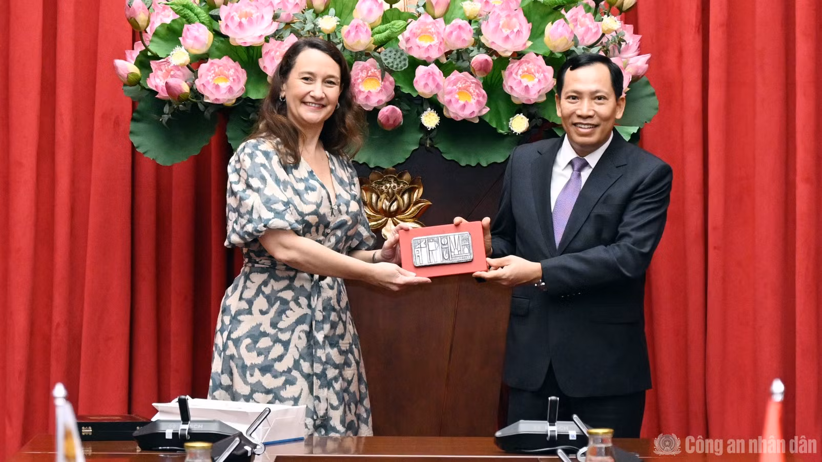 Thứ trưởng Valeria Csukasi tặng quà lưu niệm Thứ trưởng Lê Văn Tuyến.