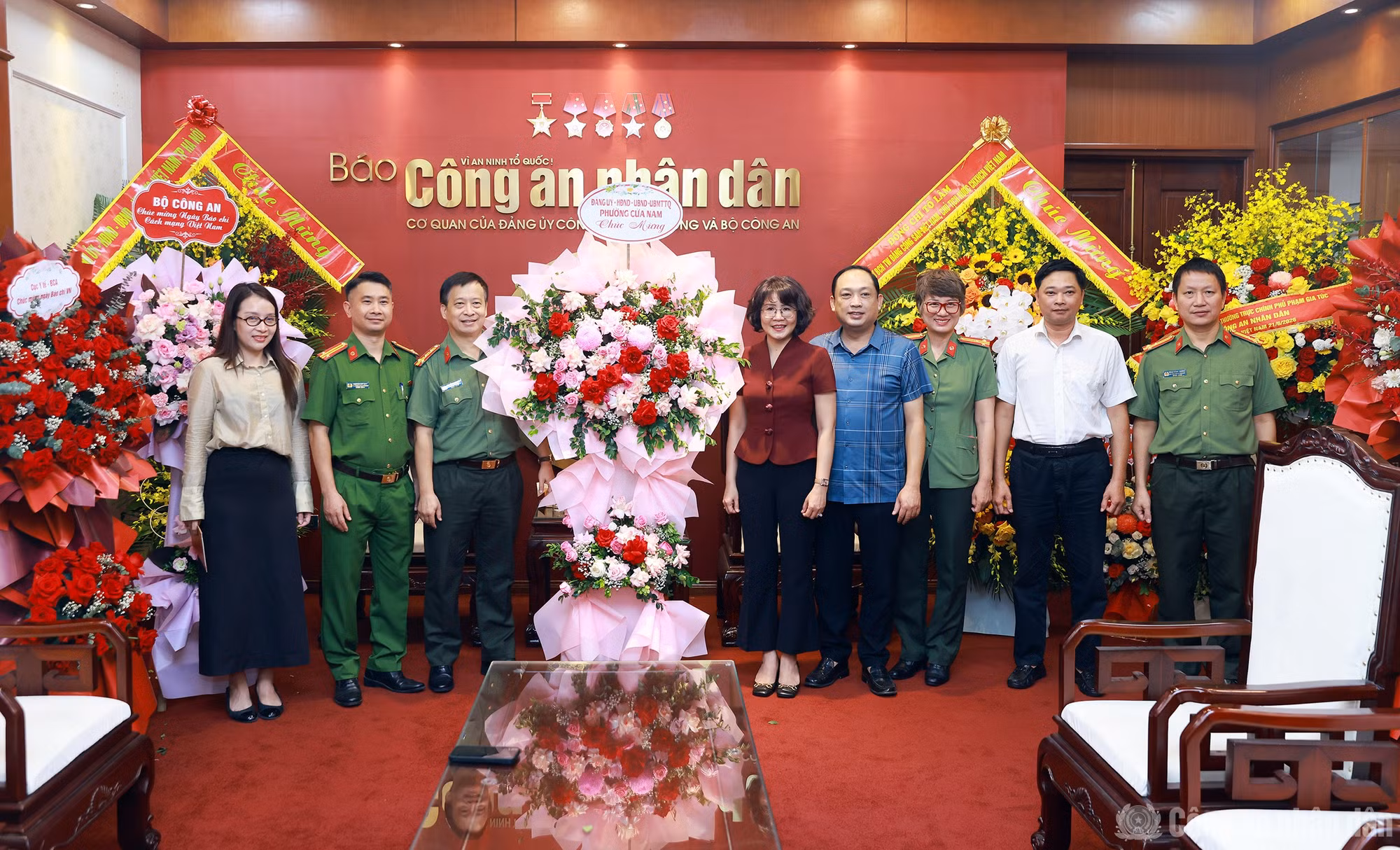Đảng ủy, HĐND, UBND, Ủy ban MTTQ phường Cửa Nam tặng hoa chúc mừng Báo CAND.