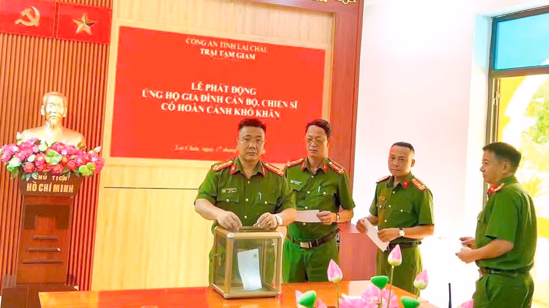 Cán bộ, chiến sĩ Trại tạm giam Công an tỉnh Lai Châu quyên góp ủng hộ gia đình Đại úy Thào A Chinh có hoàn cảnh khó khăn.