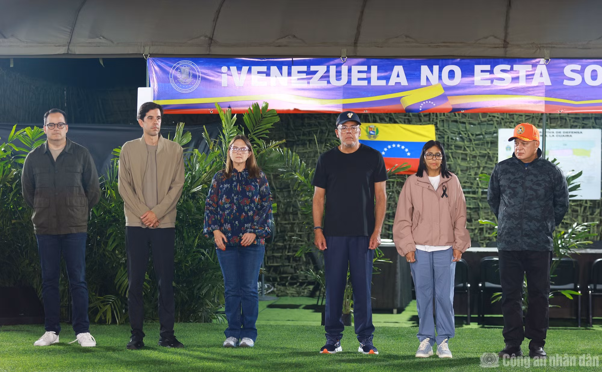 Tổng thống lâm thời Delcy Rodríguez và các thành viên chủ chốt của Chính phủ Venezuela dự Lễ vinh danh.