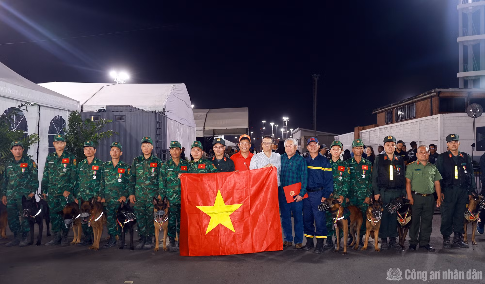 Đoàn Cứu nạn, cứu hộ Việt Nam cùng Đại sứ Vũ Trung Mỹ và Đại sứ các nước.