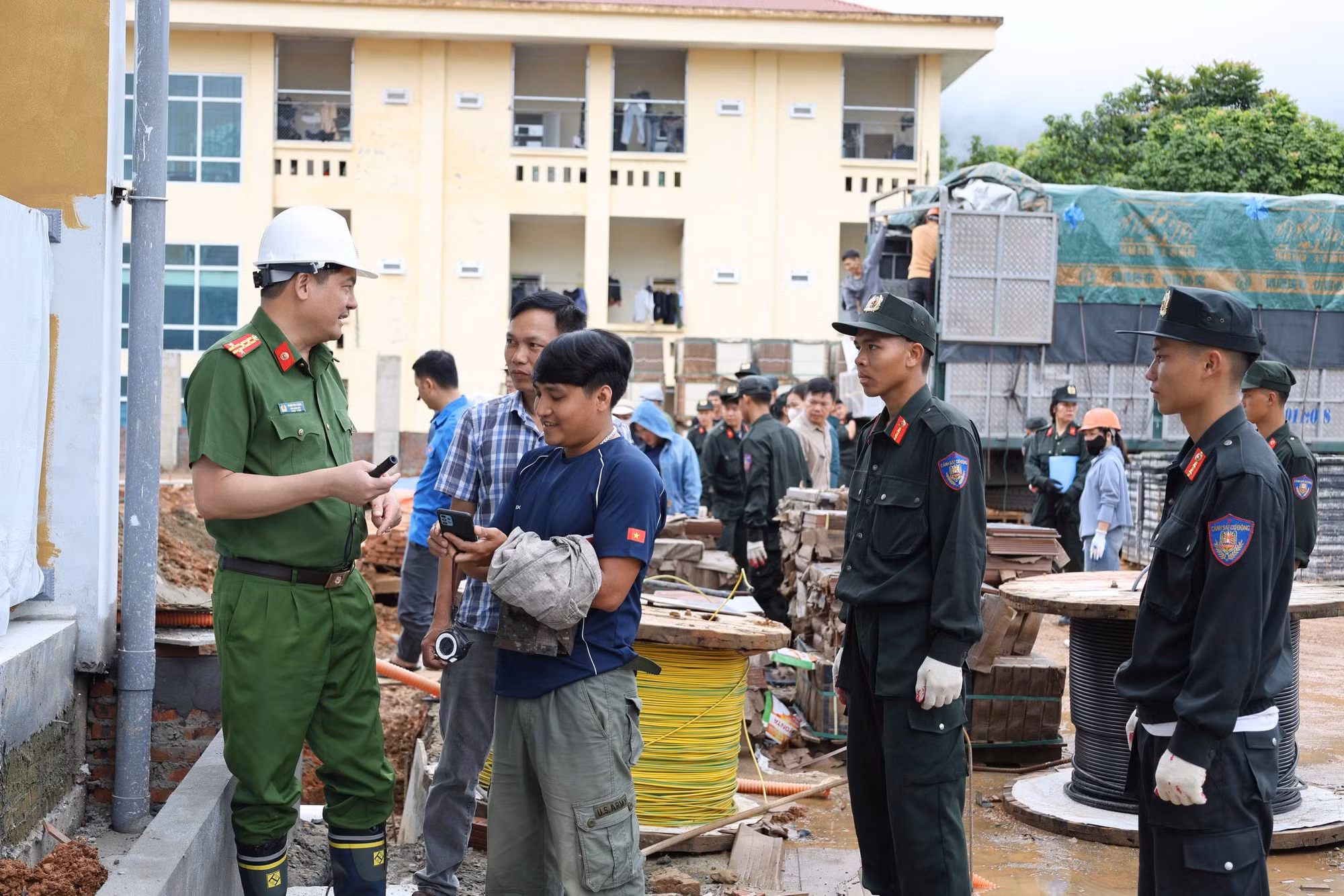 dai-ta-pham-hai-dang-pho-giam-doc-cong-an-tinh-chi-dao-can-bo-chien-si-va-don-vi-thi-cong-trien-khai-cac-phan-viec-ngay-sau-le-ra-quan.jpg