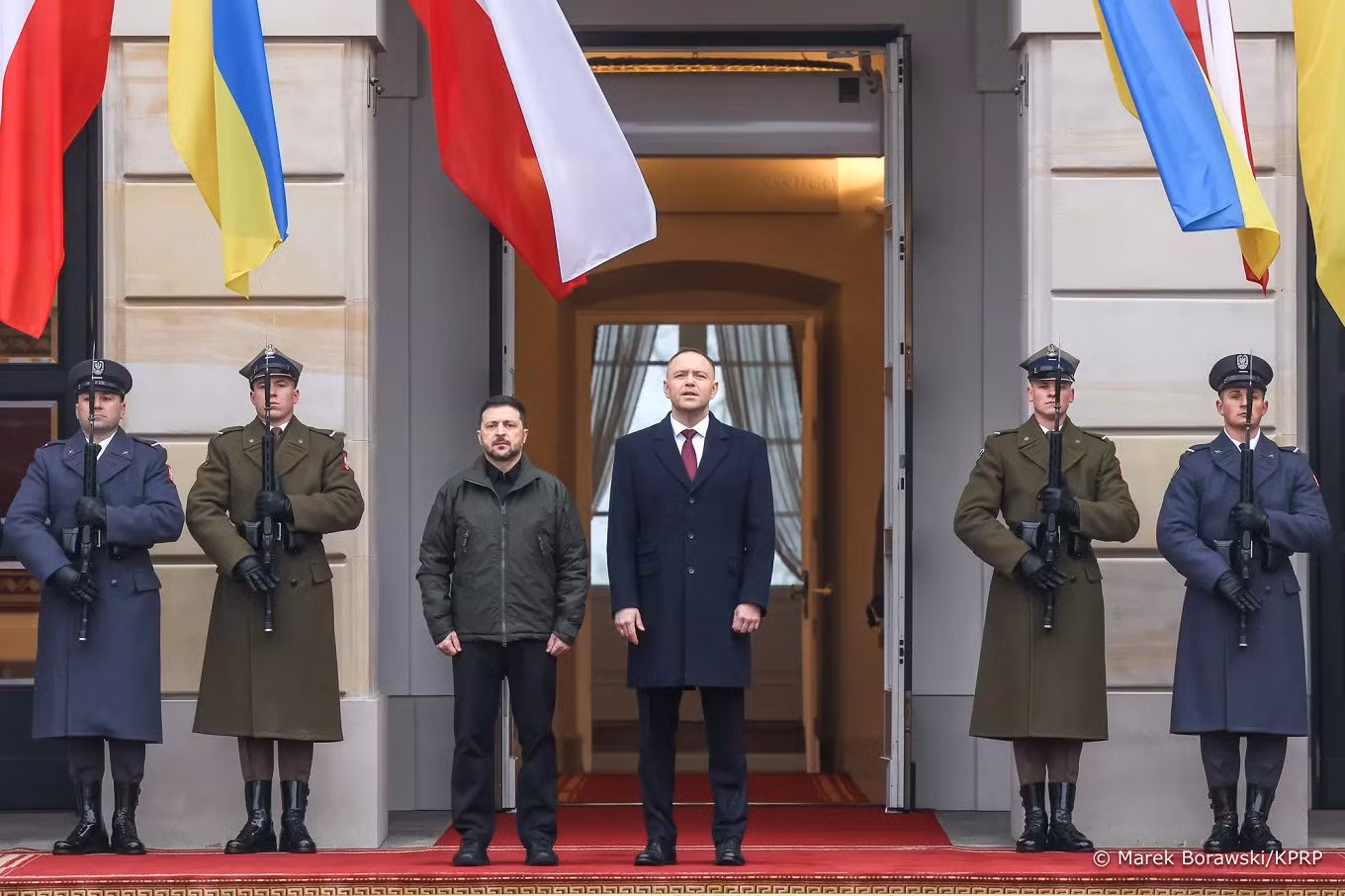 Tổng thống Karol Nawrocki và người đồng cấp Volodymyr Zelensky trong cuộc gặp tại Warsaw tháng 12/2025. Ảnh: Văn phòng Tổng thống Ba Lan
