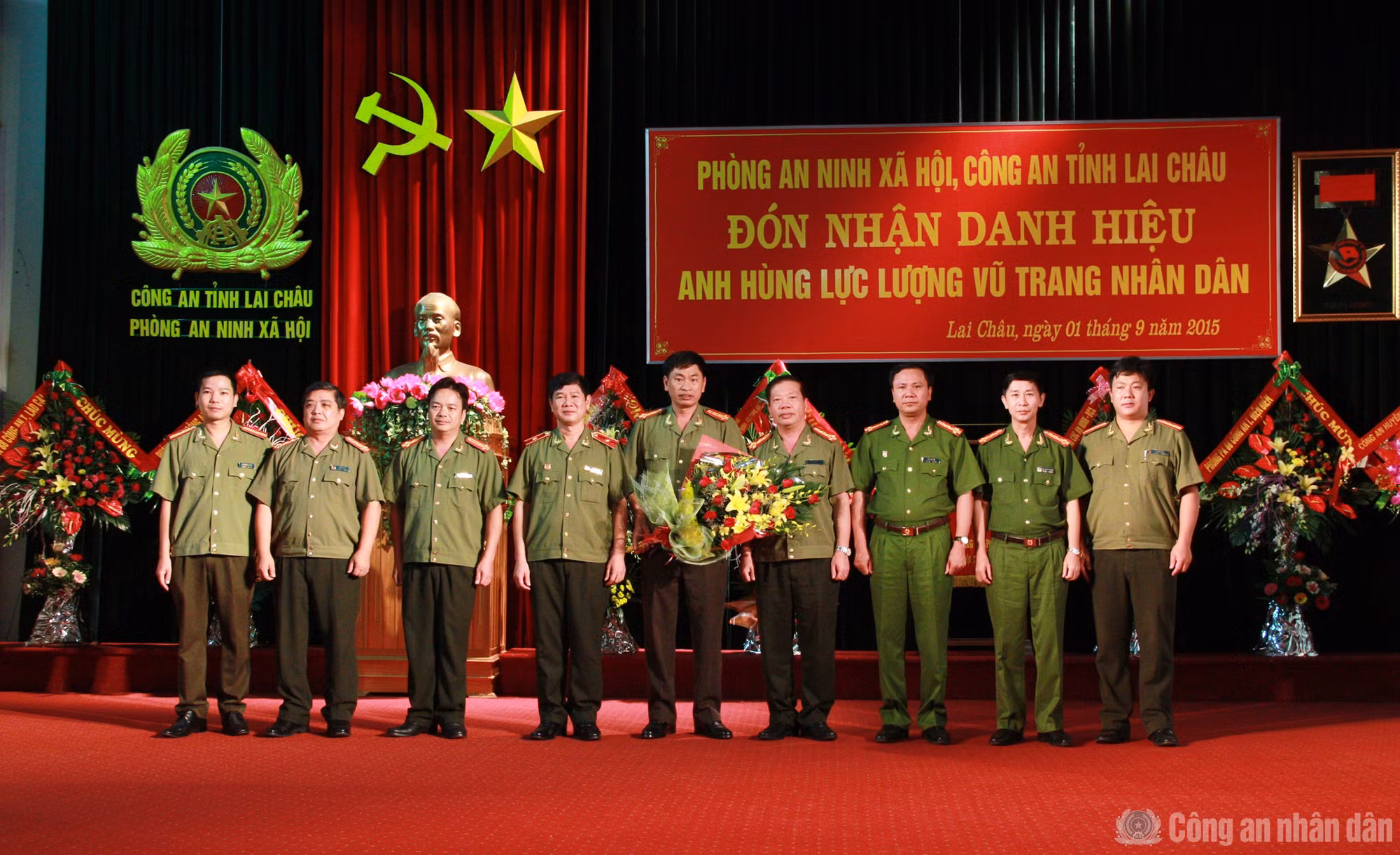 cand_br_don-nhan-danh-hieu-anh-hung-nam-2015.jpg