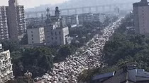 Biển người Lạc Sơn hoảng loạn rời thành phố vì rỏ rỉ chất hoá học