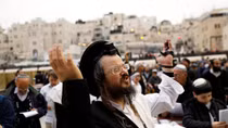 Biển người Israel mang theo ô đến Jerusalem cầu mưa