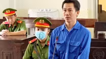 Cửa hàng trưởng xăng dầu mang tiền công ty sang Campuchia đánh bạc