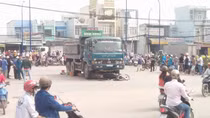 Hai vợ chồng chết thảm dưới bánh xe ben