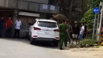 Nạn nhân bị giật đồ dùng ô tô truy đuổi, một tên cướp tử vong