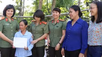  Phụ nữ Bộ Công an đồng hành cùng phụ nữ nghèo ven biển Lộc Hà