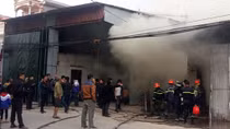 Kho hàng "bốc hỏa" đúng ngày ông Táo về trời