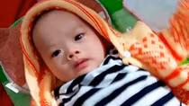 Bé trai 3 tháng tuổi kháu khỉnh bị bỏ rơi bên đường