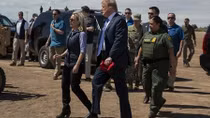 "Sóng ngầm" quanh chuyện ông Trump sa thải nữ Bộ trưởng an ninh nội địa và nhiều quan chức cấp cao