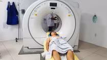 Nhắc xóa vết xăm, thầy giáo bị học sinh đâm thủng bụng