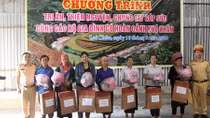 Sắc áo Cảnh sát giao thông ở xã biên giới Pa Tẩn