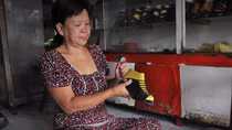 Người đàn bà đóng giày cho những đôi chân “dị biệt”