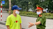 Nhiều người dân vẫn ra khu vực hồ Hoàn Kiếm tập thể dục