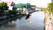 Trai làng mạo hiểm bơi giải nhiệt trên kênh thuỷ lợi
