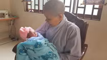 Bé trai sơ sinh bị bỏ rơi trước cổng chùa