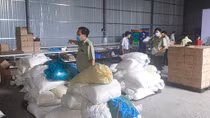 Phát hiện công ty thu gom găng tay y tế cũ để bán