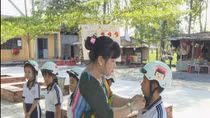 Phụ huynh đội MBH cho trẻ khi tham gia giao thông