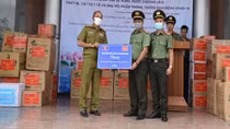 Tặng trang thiết bị phòng, chống dịch cho Công an tỉnh Sê Kông